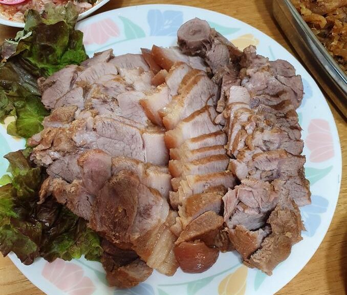 고소하고 촉촉한 수육! 집에서 즐기는 보쌈 한 접시
