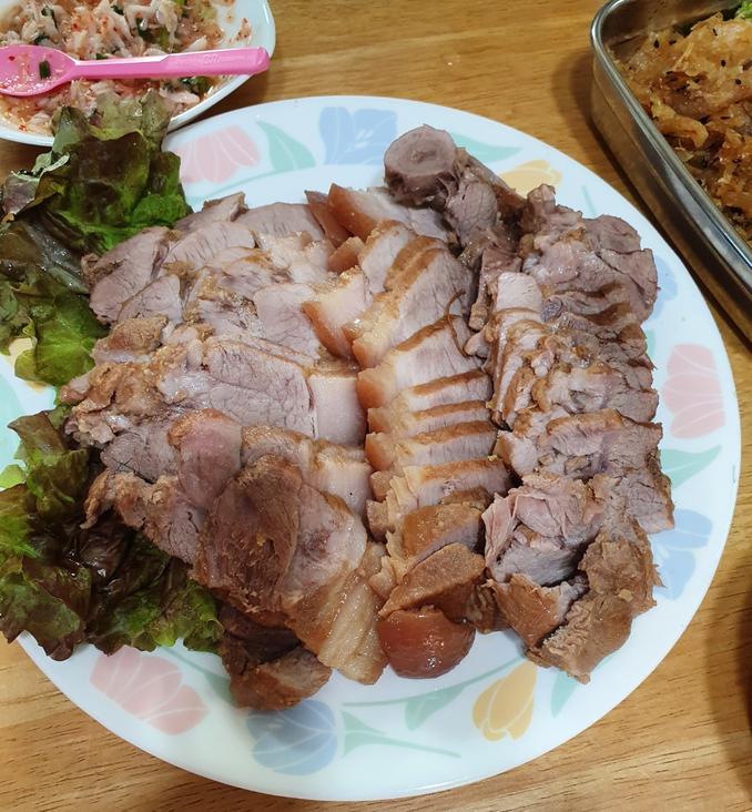 수육과 김치, 쌈 채소가 어우러진 보쌈 완성 요리 이미지