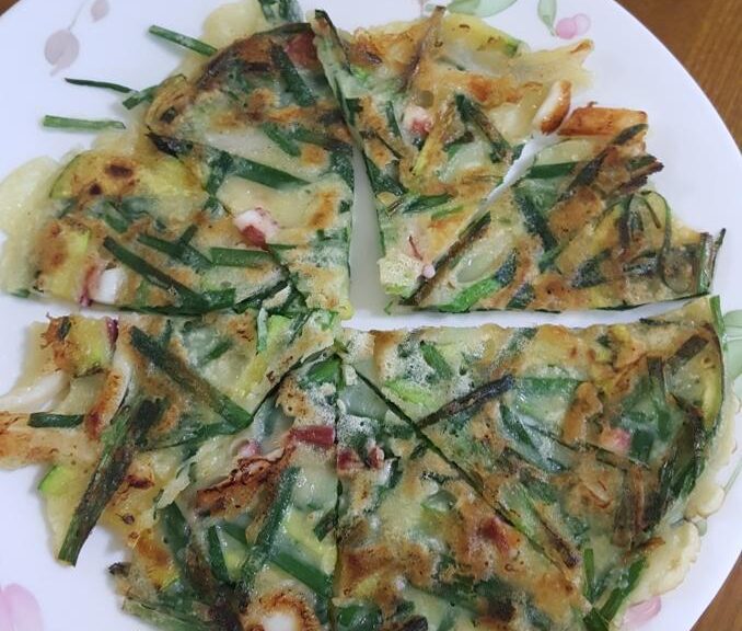 바삭하게 구운 부추부침개 – 고소함이 입안 가득!