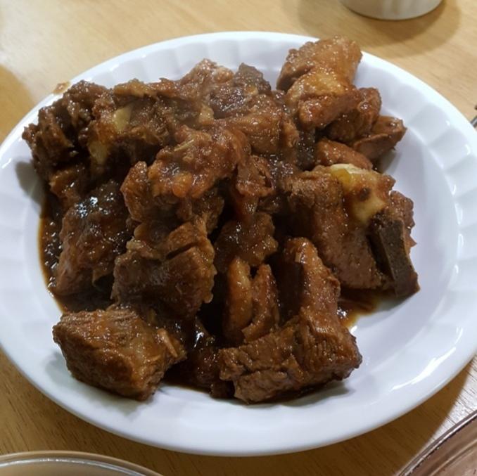 진한 간장 양념에 조린 돼지갈비찜 한 접시
 촉촉하고 부드러운 수제 돼지갈비찜 완성 요리
윤기 흐르는 간장 돼지갈비찜, 접시에 담긴 한식 요리