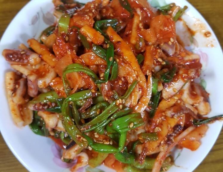 새콤매콤한 오징어 초무침 – 입맛 살리는 여름 별미!