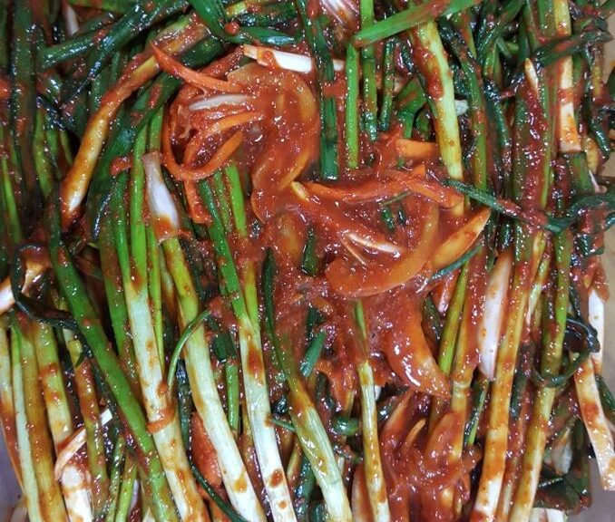 아삭아삭 매콤한 파김치 – 입맛 돋우는 밥도둑 반찬!