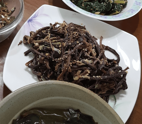 부드럽고 고소한 고사리나물 만들기 – 밥상 위의 전통 반찬!