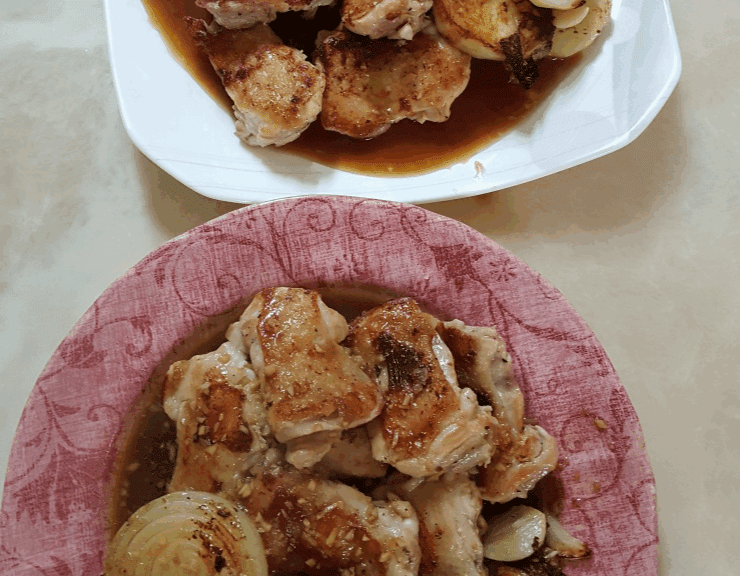 노릇노릇하게 구워진 닭다리살구이와 감자, 양파의 조화