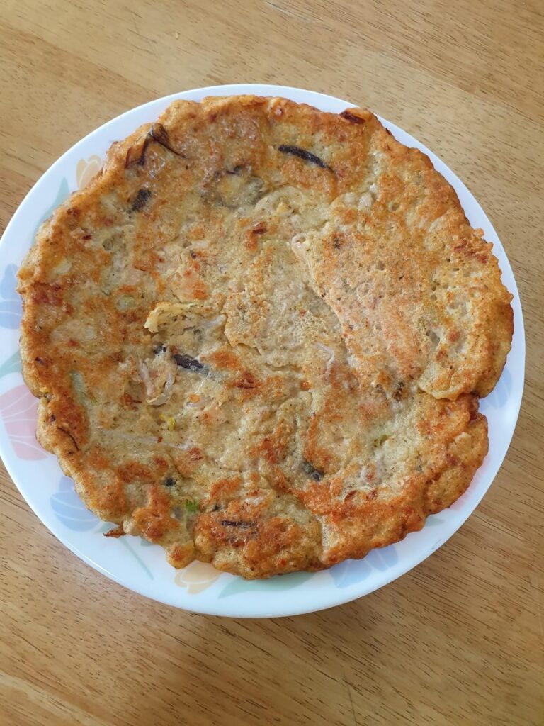 바삭하게 구운 고소한 녹두전 한 접시