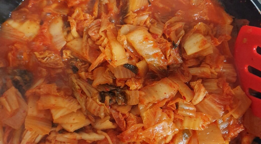 맛있게 볶아낸 볶음김치 만들기 – 밥도둑 반찬 완성!