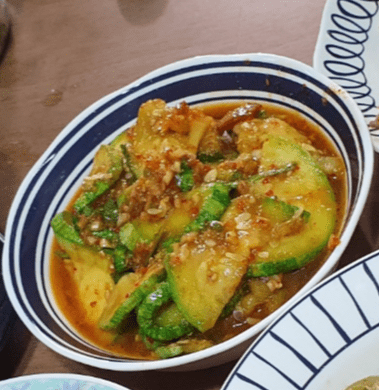 매콤하게 볶은 애호박볶음, 고춧가루로 감칠맛을 더했어요