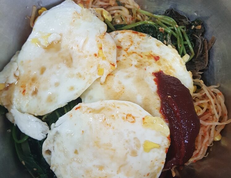 푸짐하게 비벼 먹는 양푼비빔밥 한 그릇!