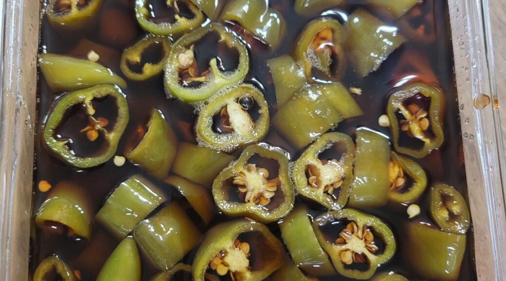 소주를 함께 끓여 깔끔한 맛을 살리고, 레몬즙으로 상큼함을 더한 아삭이 오이고추 장아찌! 간단한 비율로 완벽한 밥도둑 반찬을 완성하세요.
