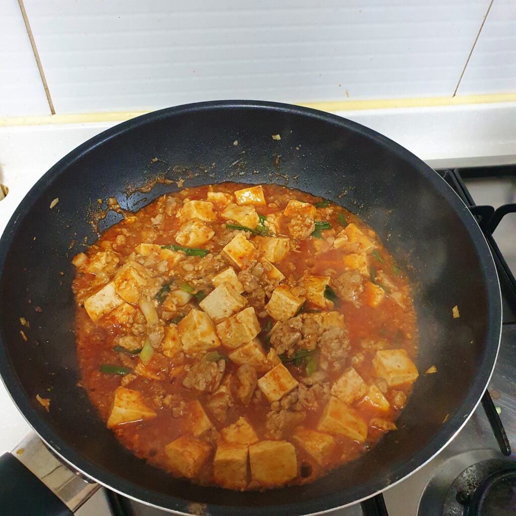 🍲 으깬 스팸 두부짜글이 만들기 – 초간단 밥반찬 레시피!