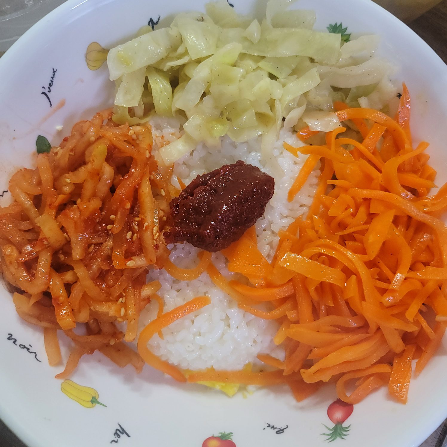 🥗 라페 비빔밥 만들기 – 당근 라페, 양배추 라페, 채나물, 고추장, 참기름, 계란 후라이로 완성하는 상큼하고 담백한 한 끼!