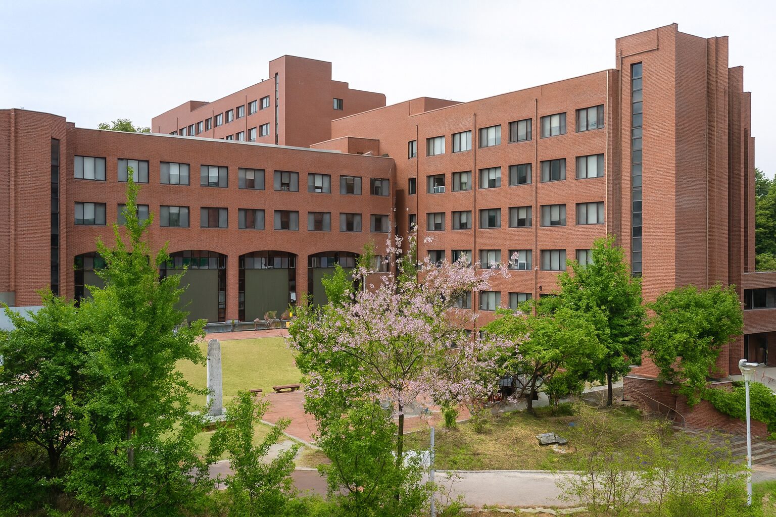 🎓 홍익대학교 세종캠퍼스 – 디자인·건축·컴퓨터 분야 균형, 실무 중심 융합교육의 세종 대표 사립대 - YummyLucky
